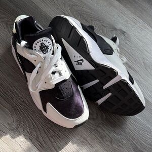 Nike Black and White Women's Sneakers